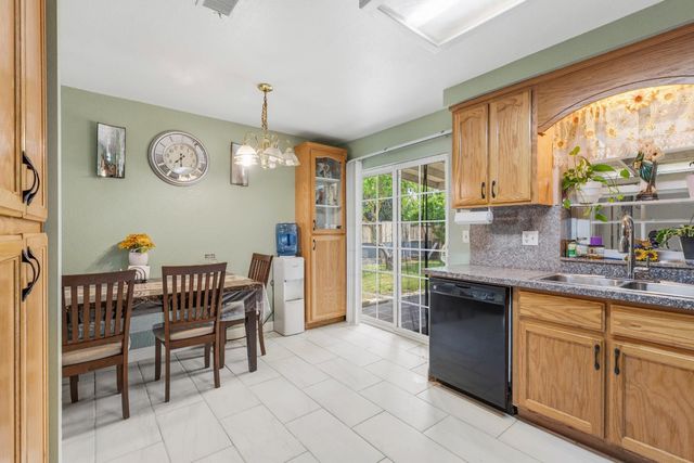 2376 Zinfandel Dr, Livingston, CA 95334