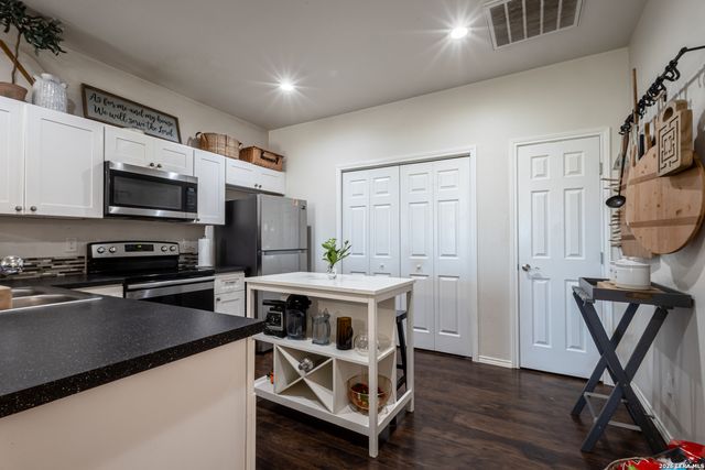 1260 MOUNTAIN VIEW DR, Canyon Lake, TX 78133