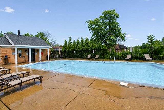 5200 CARRIAGEWAY Drive 317, Rolling Meadows, IL 60008