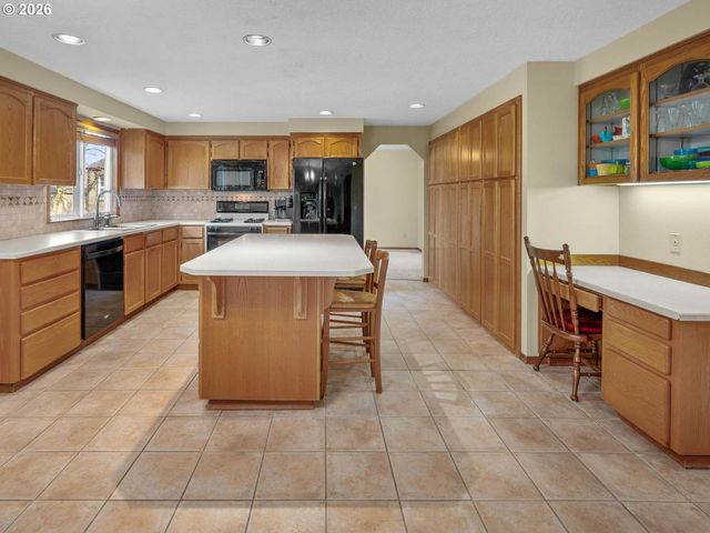 381 Ne 33RD Ct, Hillsboro, OR 97124