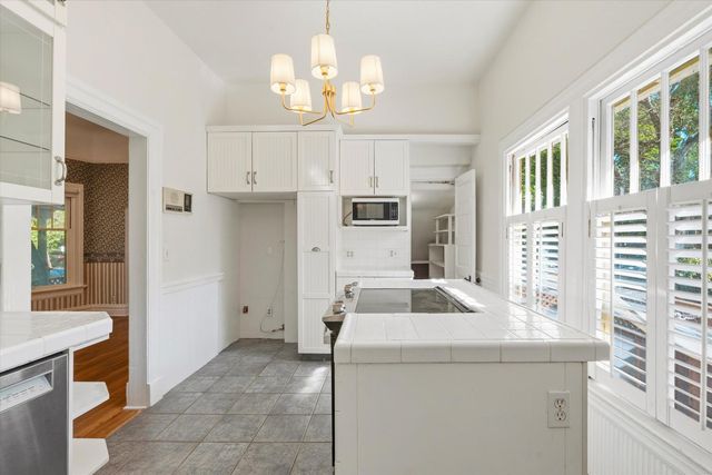 714 18th St, Sacramento, CA 95811