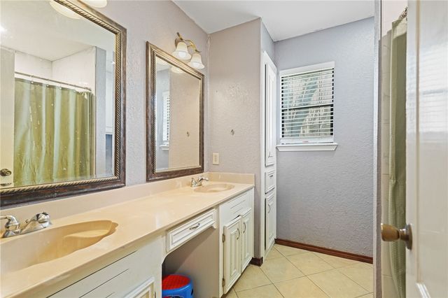 7037 Sun Wood Dr, Corpus Christi, TX 78413