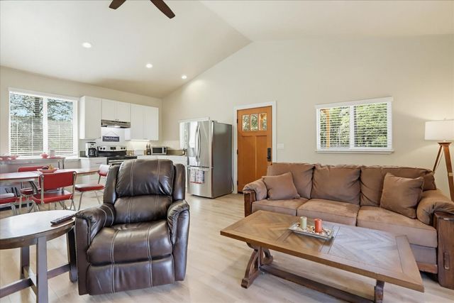 12934 Sierra Vista Dr, Grass Valley, CA 95945