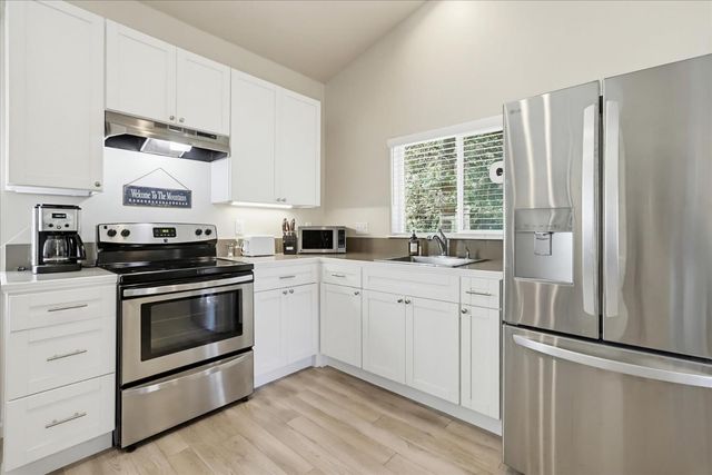 12934 Sierra Vista Dr, Grass Valley, CA 95945