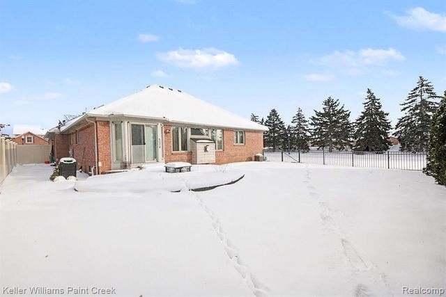 3090 Brysons Cove Drive, Warren, MI 48092