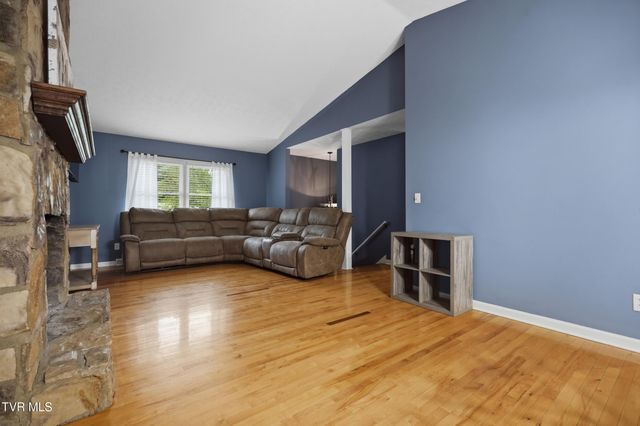 2805 Oak Cliff Court, Johnson City, TN 37601