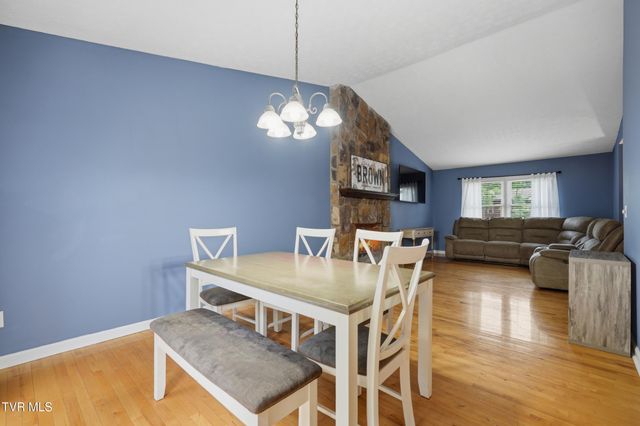 2805 Oak Cliff Court, Johnson City, TN 37601