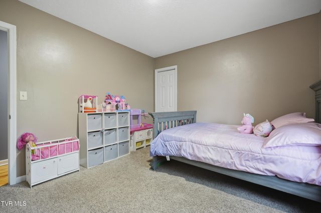 2805 Oak Cliff Court, Johnson City, TN 37601