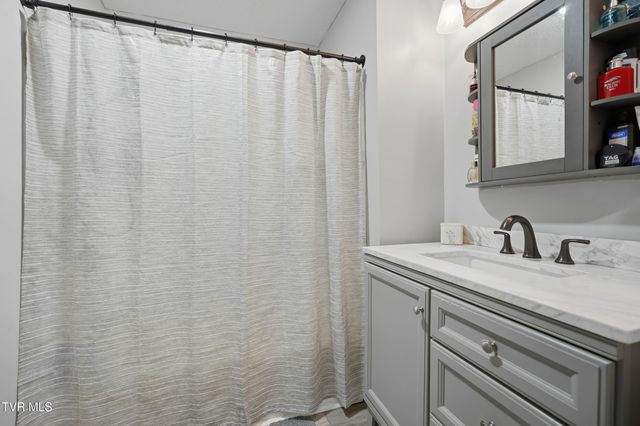2805 Oak Cliff Court, Johnson City, TN 37601