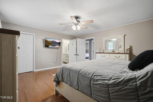 2805 Oak Cliff Court, Johnson City, TN 37601