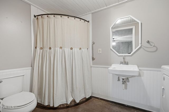 2805 Oak Cliff Court, Johnson City, TN 37601