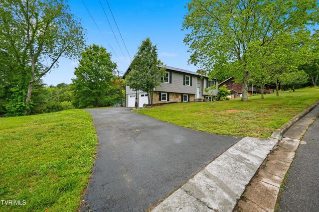 2805 Oak Cliff Court, Johnson City, TN 37601