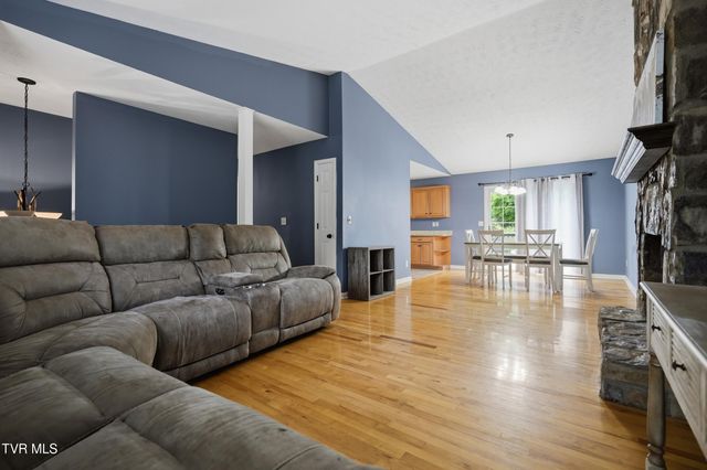 2805 Oak Cliff Court, Johnson City, TN 37601