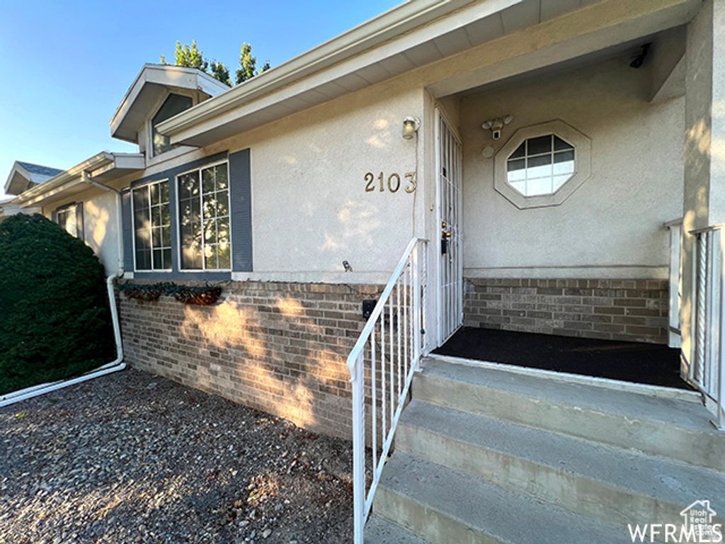 Image 4 of property listing at 2103 S MOUNTAIN VISTA LN, Provo, UT 84606