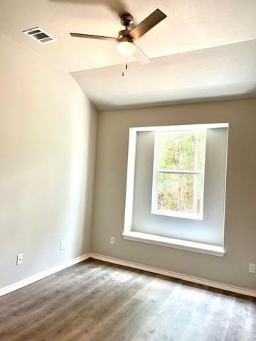 386 B Tahitian DR, Bastrop, TX 78602