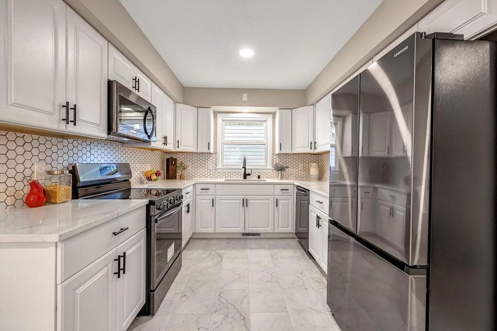 1207 S 98th STREET, West Allis, WI 53214
