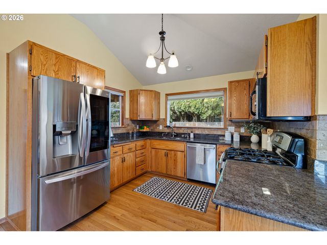 2990 GILHAM Rd, Eugene, OR 97408