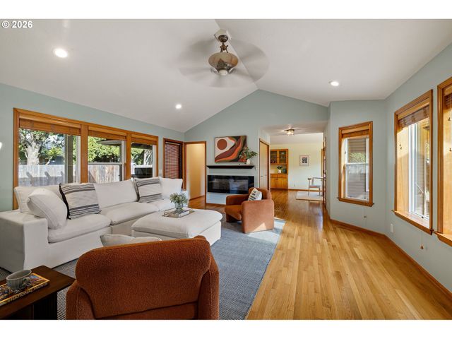 2990 GILHAM Rd, Eugene, OR 97408