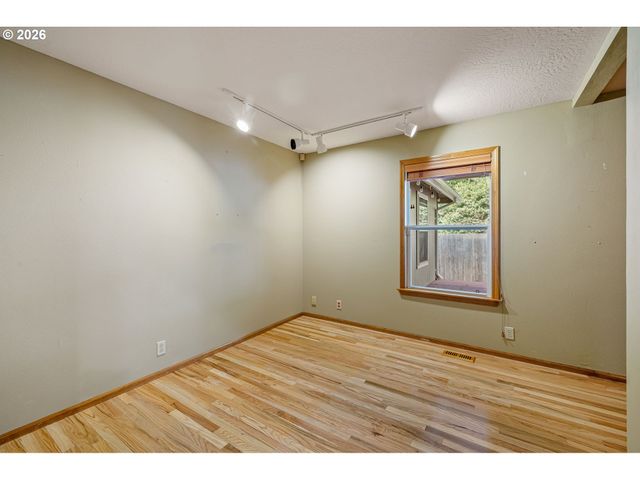 2990 GILHAM Rd, Eugene, OR 97408