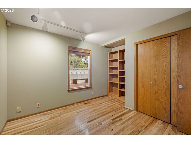 2990 GILHAM Rd, Eugene, OR 97408