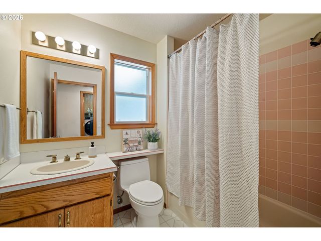2990 GILHAM Rd, Eugene, OR 97408