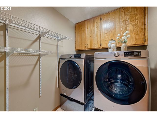 2990 GILHAM Rd, Eugene, OR 97408