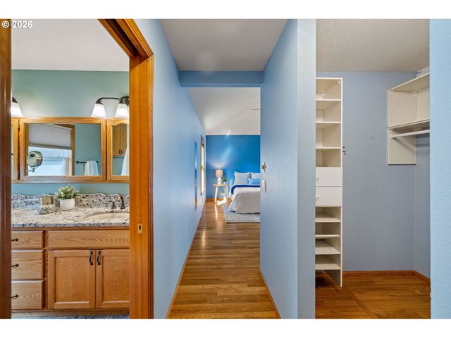 2990 GILHAM Rd, Eugene, OR 97408