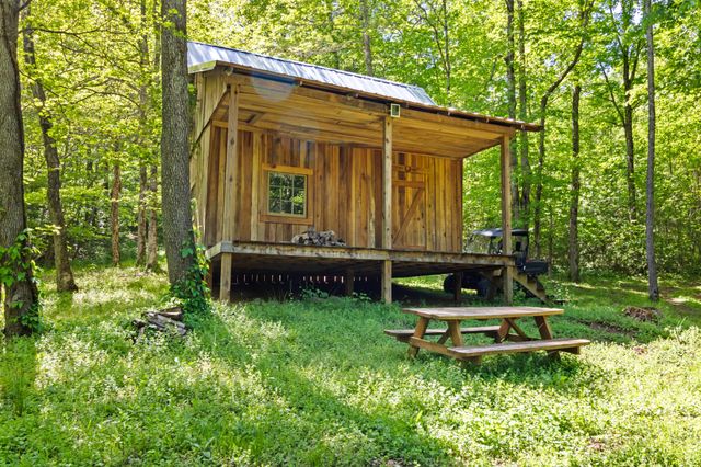 9043 Cross Plains Rd, White House, TN 37188