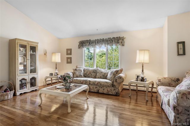 17 Glen Lane, Kings Park, NY 11754