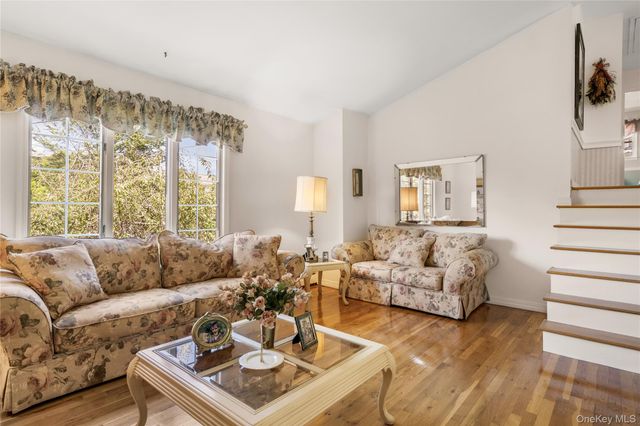 17 Glen Lane, Kings Park, NY 11754