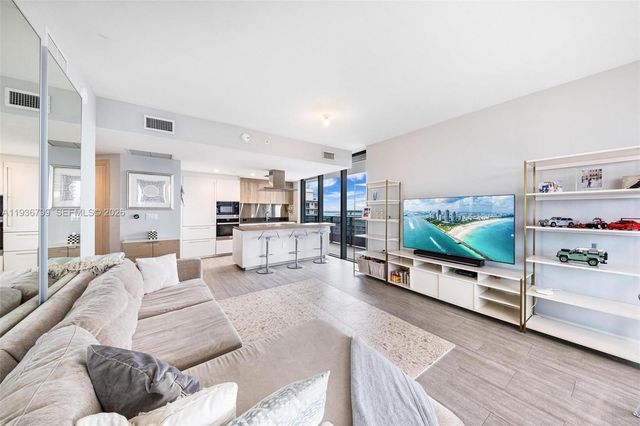 1000 Brickell Plz 4212, Miami, FL 33131