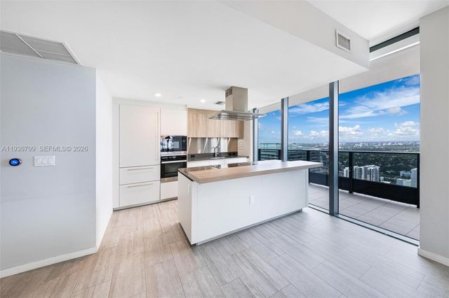 1000 Brickell Plz 4212, Miami, FL 33131