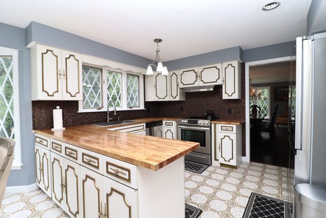 611 Bunker Hill Avenue, Waterbury, CT 06708