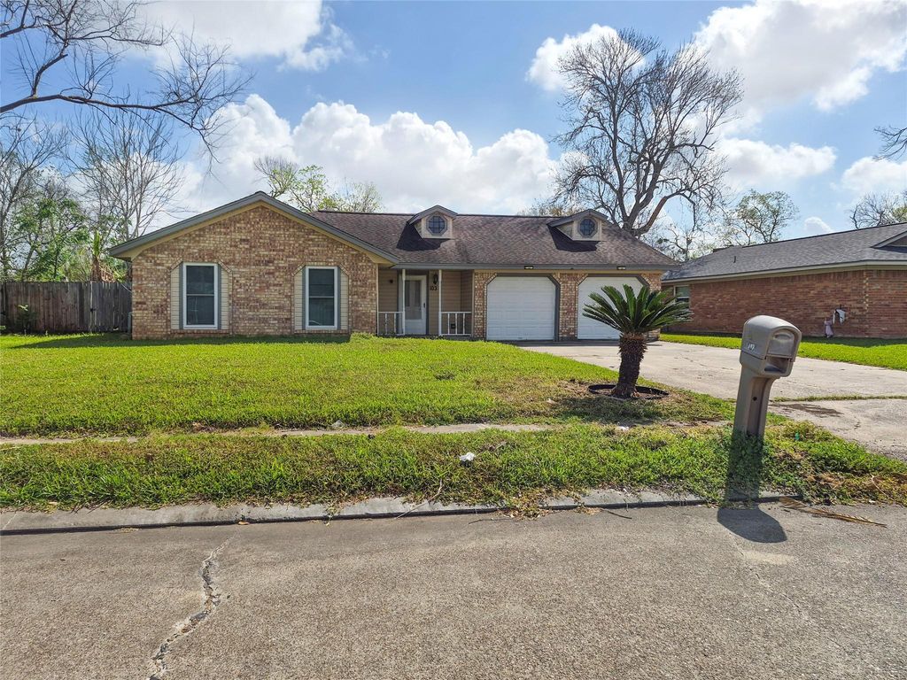 103 Ironwood Street, Lake Jackson, TX 77566