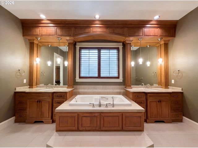 2835 Nw PINNACLE Dr, Portland, OR 97229