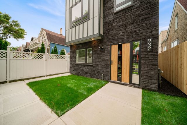 932 N Trumbull Avenue, Chicago, IL 60651