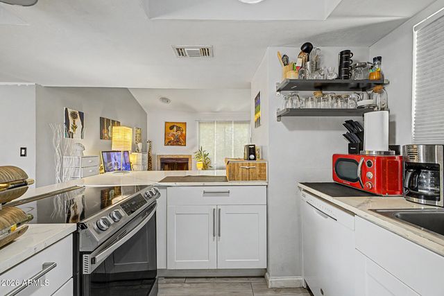 720 E ALICE Avenue 206, Phoenix, AZ 85020