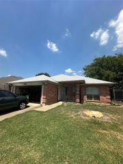 825 Meadowdale Road, Arlington, TX 76017