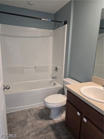 2122 NE 13th PL, Cape Coral, FL 33909