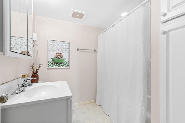 1056 Brooks Avenue W, Roseville, MN 55113