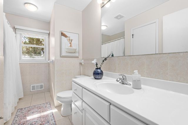 1056 Brooks Avenue W, Roseville, MN 55113