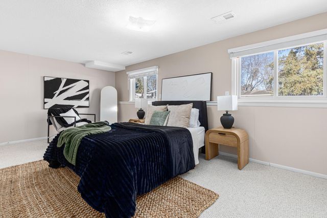 1056 Brooks Avenue W, Roseville, MN 55113