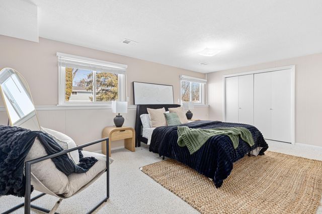 1056 Brooks Avenue W, Roseville, MN 55113