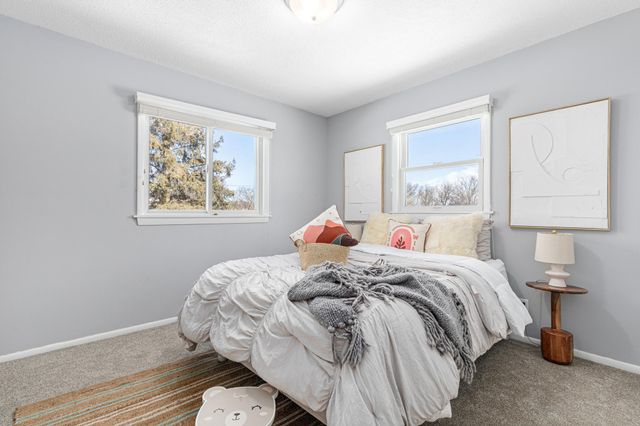 1056 Brooks Avenue W, Roseville, MN 55113