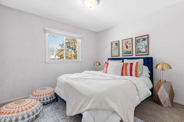 1056 Brooks Avenue W, Roseville, MN 55113