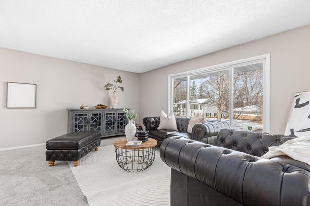 1056 Brooks Avenue W, Roseville, MN 55113