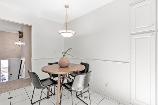 1056 Brooks Avenue W, Roseville, MN 55113