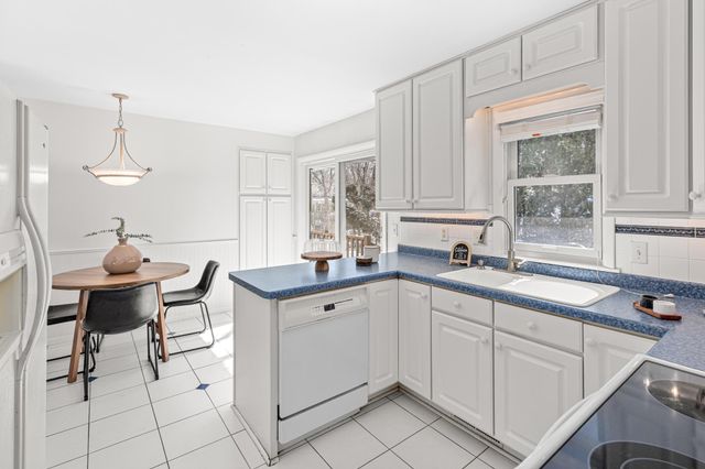 1056 Brooks Avenue W, Roseville, MN 55113