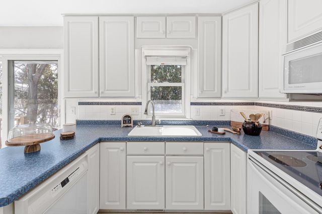 1056 Brooks Avenue W, Roseville, MN 55113