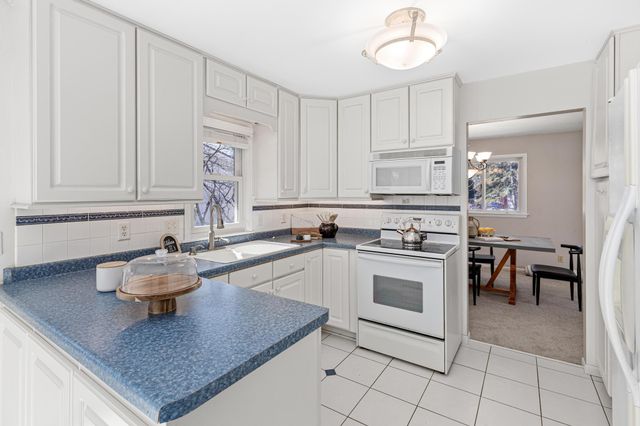 1056 Brooks Avenue W, Roseville, MN 55113